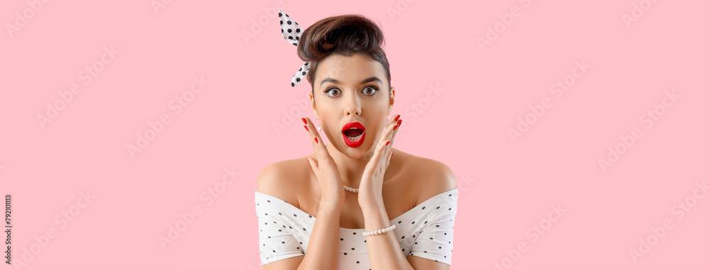 Poster Shocked young pin-up woman on pink background, closeup