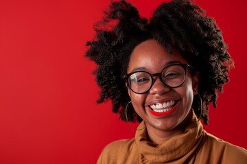 Smiling with Style: Person in Fashionable Glasses on Solid Background - obrazy, fototapety, plakaty