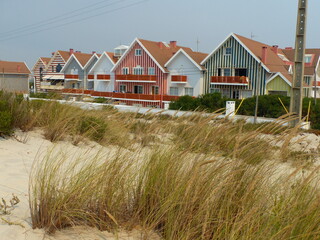 Maisons colorées en bord de plage