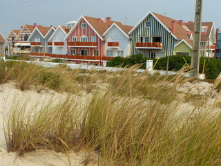 Maisons colorées en bord de plage