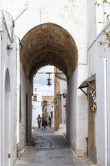 Gasse in der Altstadt von Lindos, Rhodos