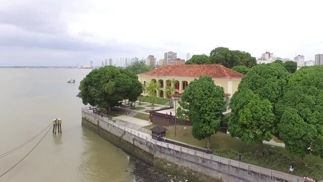 Casa das onze janelas vista de um drone do ponto de vista do rio Guam&aacute;. Ano de 2016. 15 metros de altitude. Bel&eacute;m, Par&aacute;, Brasil.