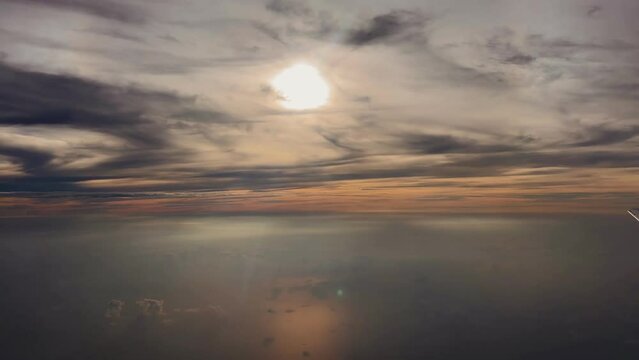 Amanecer volando en Avi&oacute;n, Hermoso Rayo de luz sobre el Cielo y Nubes.