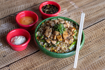 Yakimeshi de pollo con cebollín 