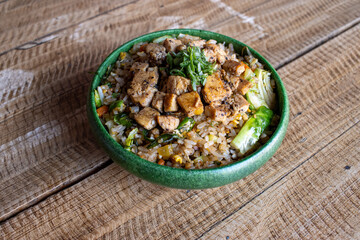 Yakimeshi de pollo con cebollín 