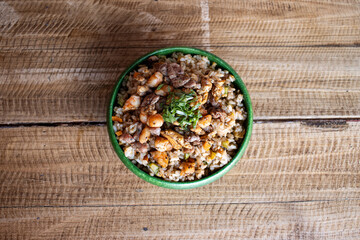 Yakimeshi con camarones, res y pollo 