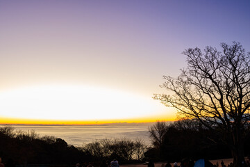 太平洋に昇る初日の出を待つ人々と朝焼けの空。

日本国神奈川県中郡二宮町、吾妻山公園にて。
2022年1月1日撮影。

People waiting for the new year's first sunrise over the Pacific Ocean and the morning sky.

At Azumayama Park, Ninomiya-cho, Naka-gun, Kana