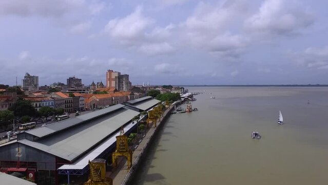 Sobrev&ocirc;o na Esta&ccedil;&atilde;o das Docas em Bel&eacute;m do Par&aacute; no ano de 2016. Orla e margem antiga da cidade do ponto de vista de um drone fazendo um v&ocirc;o panor&acirc;mico.