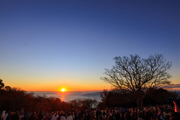 Obraz premium 太平洋に昇る初日の出を見る人々と朝焼けの空。日本国神奈川県中郡二宮町、吾妻山公園にて。 2022年1月1日撮影。People watching the first sunrise over the Pacific Ocean and the morning sky.At Azumayama Park, Ninomiya-cho, Naka-gun, Kanagawa, Japan. P
