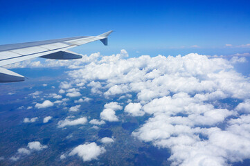 飛行機内から眺める大海原の風景