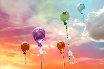 Globos de colores hechos de cristal flotando con un fondo de cielo de colores