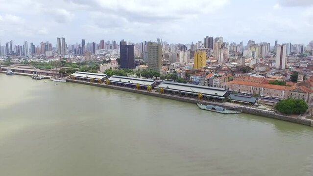 Sobrev&ocirc;o no Ver-o-peso e Esta&ccedil;&atilde;o das Docas em Bel&eacute;m do Par&aacute; no ano de 2016. Orla e margem antiga da cidade do ponto de vista de um drone fazendo um v&ocirc;o panor&acirc;mico.