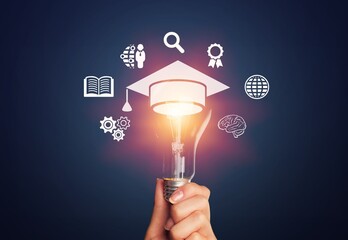 E-learning graduate course, light bulb in graduation cap