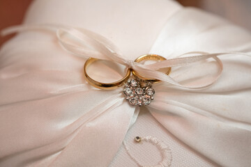 wedding rings on the pillow, wedding ring, golden ring, jewelry
