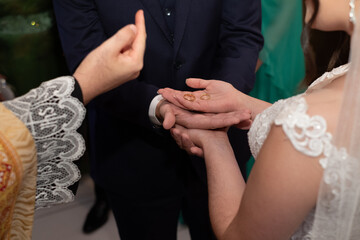 Obraz na płótnie Canvas bride and groom holding hands, bride and groom hands, bride and groom, wedding