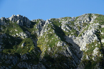 快晴の千畳敷カールの岩肌