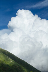 入道雲と山の斜面