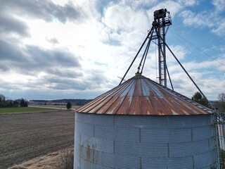 old grain silo in the countryside © Vincent LQ