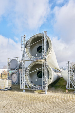Lagerplatz für Rotorblätter von Windkraftanlagen des Konzerns Enercon in einem Industriegebiet im Norden der Stadt Magdeburg in Deutschland