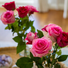 ein Strauß mit pinkfarbenen Rosen