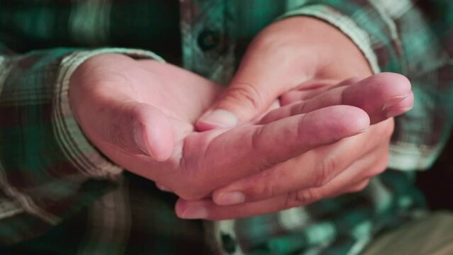 Hands of computer users have pain and injury to the fingers. From Syndrome Syndrome .Health and Physical Concepts	