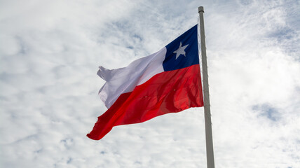 Bandera Chilena flameando al viento, en Puerto Montt, Chile