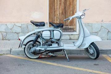 Schilderijen op glas old scooter on the street, a very popular means of transport in Italy © marcinmaslowski