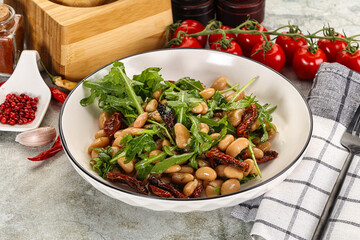 White canned beans with arugula and dry tomatoes