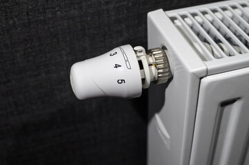 Głowica termostatyczna z regulacją temperatury przy stalowym grzejniku z bliska - obrazy, fototapety, plakaty
