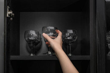 Wyjmować szklany kieliszek na wino z kredensu - obrazy, fototapety, plakaty