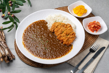 Pork cutlet, pork, curry, tenderloin, sirloin, side dish, kimchi, pickled radish, fork, sauce, egg, shrimp, fried food
