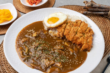 Pork cutlet, pork, curry, tenderloin, sirloin, side dish, kimchi, pickled radish, fork, sauce, egg, shrimp, fried food