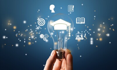E-learning graduate program, hand holding lightbulb - obrazy, fototapety, plakaty