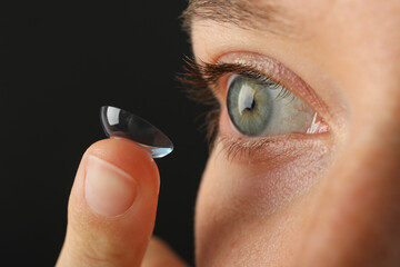 Installation of a contact lens in the eye close-up