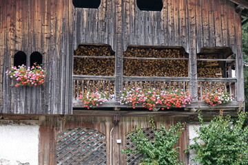 Blumenfenster an einem Bauernhaus