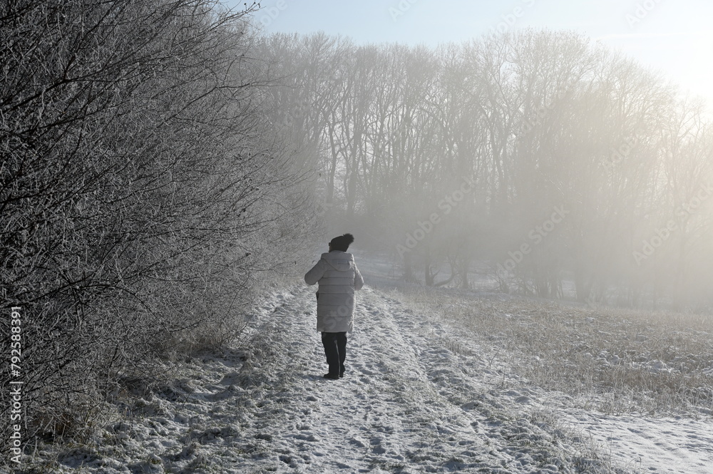 Wall mural frau im winter