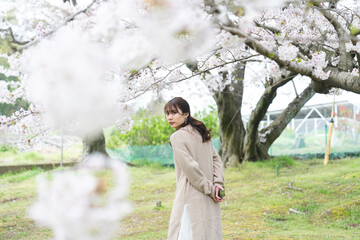 満開の桜と女性