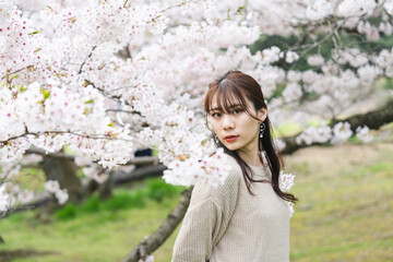 桜と女性