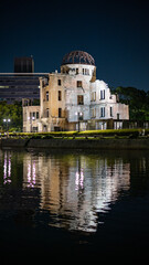 水面に映る原爆ドーム