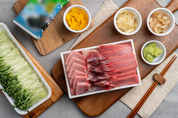 Japanese food, tuna, fish, sashimi, belly fat, radish sprouts, wasabi, ginger, pickled radish, seaweed