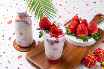 Cafe, sikhye, jujube tea, milk shake, ice, strawberry, latte, pineapple, juice, pretzel meringue, hamburger, bread, sandwich, garlic bread