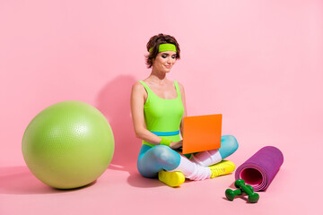 Photo of sportive trainer lady have on line practice with sportsmen using netbook gadget isolated pastel color background