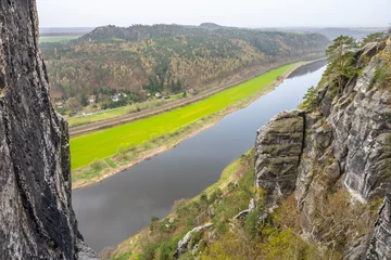 Plaid avec motif Le pont de la Bastei Overlooking the serpentine Elbe River, a visitor enjoys the vista from Bastei Bridge in Saxon Switzerland National Park. Kurort Rathen, Germany