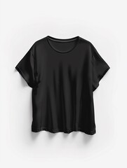 T-shirt di colore nero oversize su uno sfondo bianco