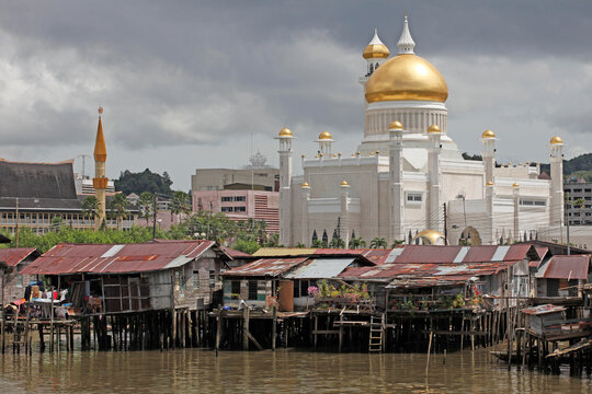 Boats and water village with Omar Ali Saifuddien mosque in Bandar Seri Begawan, Brunei, Southeast Asia, Asia