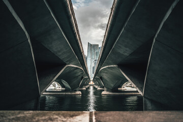 Symmetrical Overpass Going Over a River in Singapore - obrazy, fototapety, plakaty