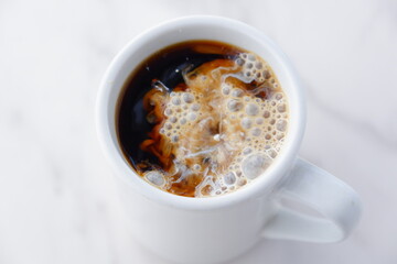 淹れたてでおいしいコーヒーにミルクを入れる、朝の風景
