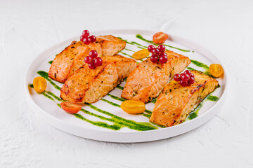 Grilled salmon fillets with berries and pesto sauce