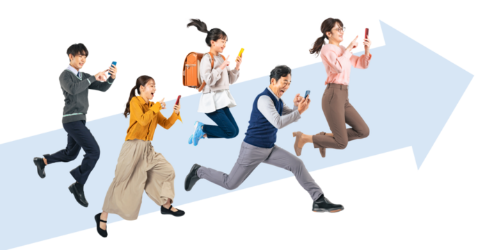 スマホを見ながらジャンプする家族 手作業で精密に切り抜いた背景透過全身写真PNG(1人ずつのPNG画像も販売しております。作成者リンクから「PNG」で検索してください)