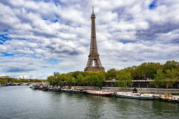 Fototapeta premium Sunrise view of the Eiffel Tower in Paris